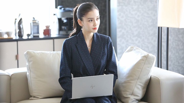 楊紫《我的莫格利男孩》變霸氣女總裁！9女星職場造型，楊冪、迪麗熱巴成氣場女王
