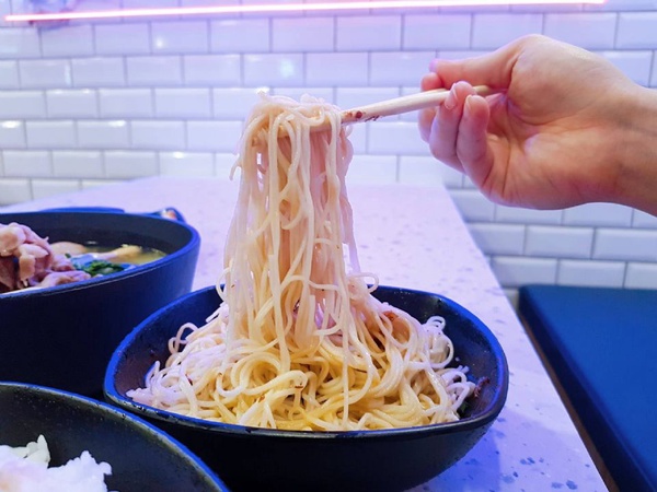 石研室Express來新光三越A11了！超網美霓虹火鍋「石研室Express」就在新光三越A11開幕啦～