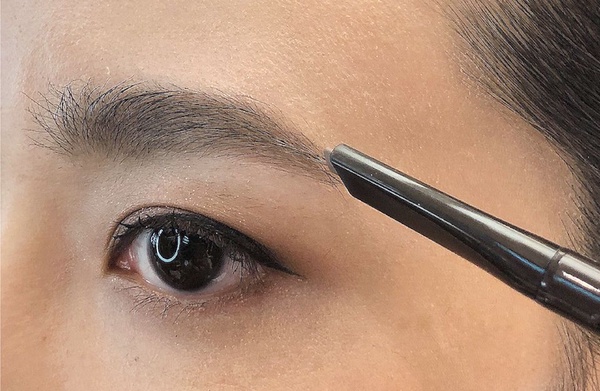 初學者畫眉毛必看！彩妝師親授畫眉技巧，「關鍵眉毛工具」創造毛流感，畫出韓系野生眉！