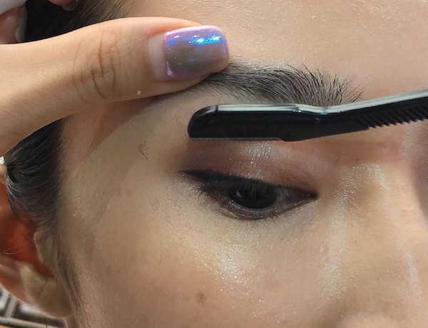 初學者畫眉毛必看！彩妝師親授畫眉技巧，「關鍵眉毛工具」創造毛流感，畫出韓系野生眉！