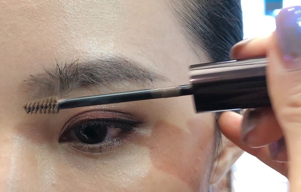 初學者畫眉毛必看！彩妝師親授畫眉技巧，「關鍵眉毛工具」創造毛流感，畫出韓系野生眉！