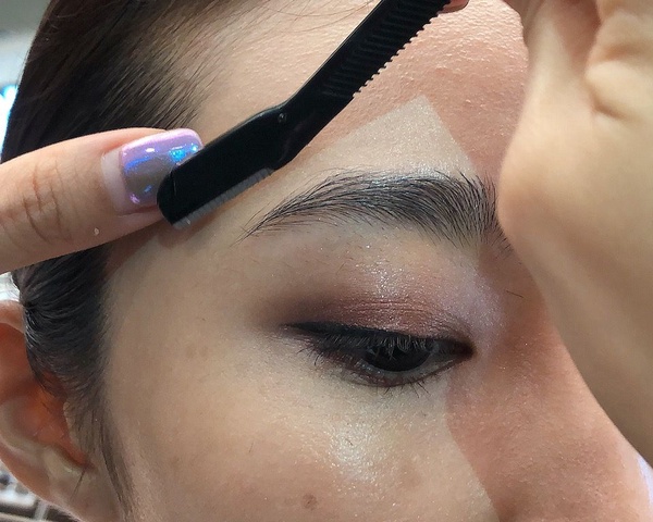 初學者畫眉毛必看！彩妝師親授畫眉技巧，「關鍵眉毛工具」創造毛流感，畫出韓系野生眉！