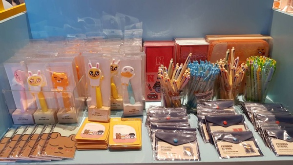KAKAO FRIENDS快閃店就在台北新光三越A11！超多超萌的KAKAO FRIENDS，全部都在台北新光三越A11等你～