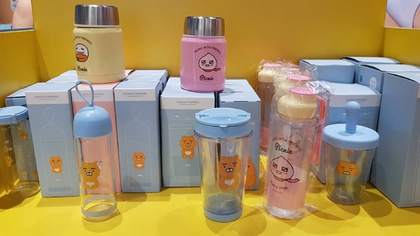 KAKAO FRIENDS快閃店就在台北新光三越A11！超多超萌的KAKAO FRIENDS，全部都在台北新光三越A11等你～
