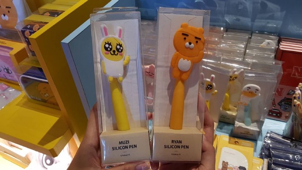 KAKAO FRIENDS快閃店就在台北新光三越A11！超多超萌的KAKAO FRIENDS，全部都在台北新光三越A11等你～