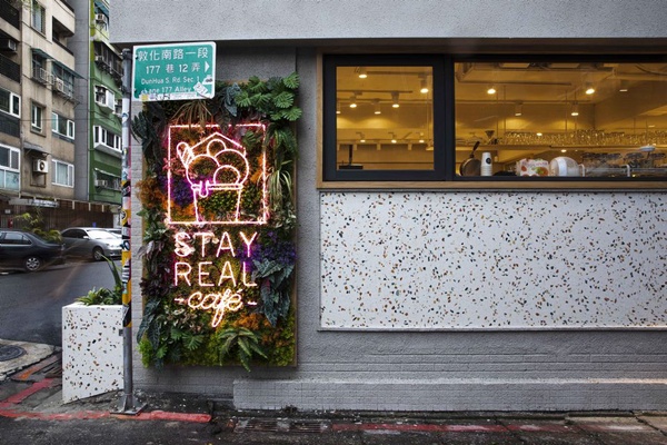 StayReal Café新忠孝店開幕！巨大的StayReal白色頑皮鼠，北歐風的StayReal Café新忠孝店真的超好拍～