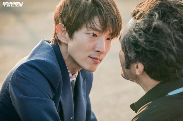 《VAGABOND》李昇基跑成Running man，8位動作戲帥炸韓星，池昌旭、李敏鎬根本專業特務，超想被他們保護