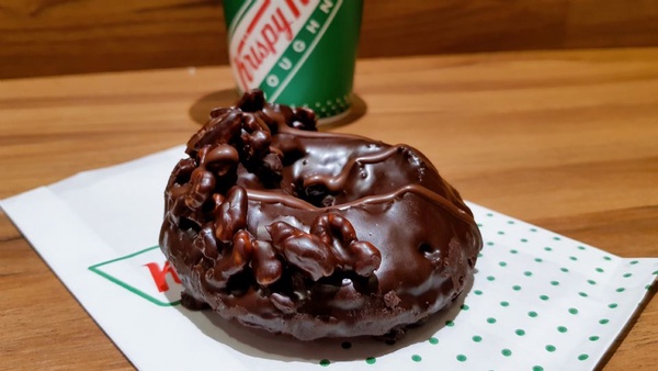 Krispy Kreme 流沙布蕾甜甜圈！限定四家門市販售，Krispy Kreme 流沙布蕾甜甜圈的流沙奶黃＆薄脆焦糖絕對必吃～