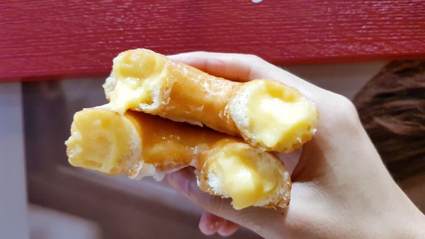 Krispy Kreme 流沙布蕾甜甜圈！限定四家門市販售，Krispy Kreme 流沙布蕾甜甜圈的流沙奶黃＆薄脆焦糖絕對必吃～