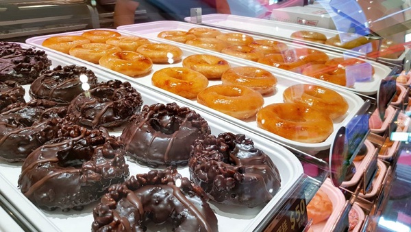 Krispy Kreme 流沙布蕾甜甜圈！限定四家門市販售，Krispy Kreme 流沙布蕾甜甜圈的流沙奶黃＆薄脆焦糖絕對必吃～