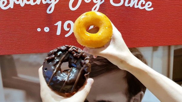 Krispy Kreme 流沙布蕾甜甜圈！限定四家門市販售，Krispy Kreme 流沙布蕾甜甜圈的流沙奶黃＆薄脆焦糖絕對必吃～