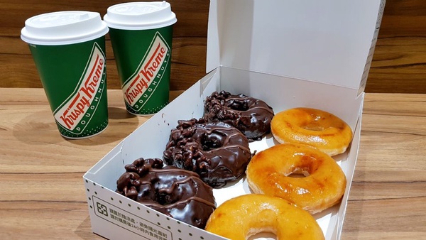 Krispy Kreme 流沙布蕾甜甜圈！限定四家門市販售，Krispy Kreme 流沙布蕾甜甜圈的流沙奶黃＆薄脆焦糖絕對必吃～