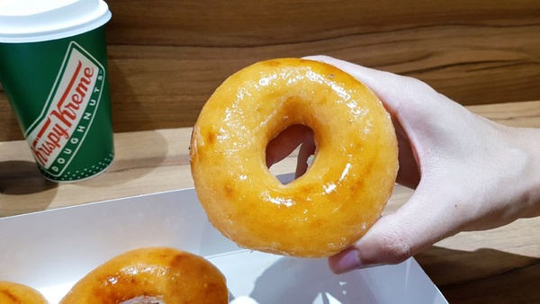 Krispy Kreme 流沙布蕾甜甜圈！限定四家門市販售，Krispy Kreme 流沙布蕾甜甜圈的流沙奶黃＆薄脆焦糖絕對必吃～