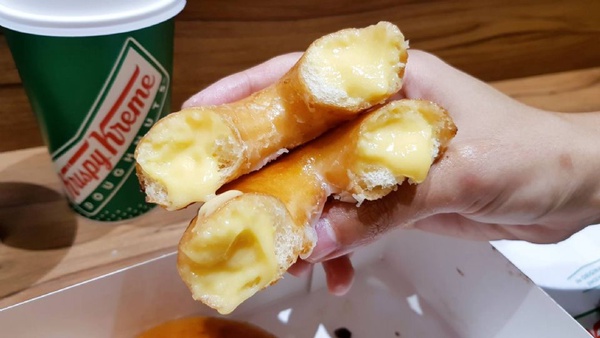Krispy Kreme 流沙布蕾甜甜圈！限定四家門市販售，Krispy Kreme 流沙布蕾甜甜圈的流沙奶黃＆薄脆焦糖絕對必吃～