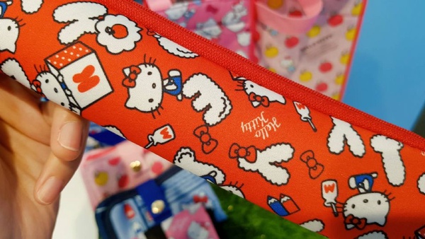 HELLO KITTY 45週年紀念商品就在7-11！45週年紀念的HELLO KITTY，一次三種商品就在7-11出沒啦～