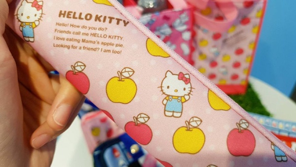 HELLO KITTY 45週年紀念商品就在7-11！45週年紀念的HELLO KITTY，一次三種商品就在7-11出沒啦～