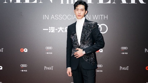 王一博、李現同款西裝走紅毯！9男神同場比帥，鄧倫「閃亮西裝」沒穿好就變舞棍阿伯