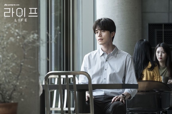 《他人即地獄》李棟旭變態吃人肉，洗刷爛演技罵名！8位曾因「挑錯劇本」被罵的韓星，申惠善最無辜，南柱赫評價逆轉