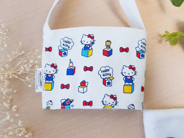 全家Hello Kitty杯套！日本搶先推出的Hello Kitty杯套，台灣全家現在也推出Hello Kitty杯套＆飲料提袋～