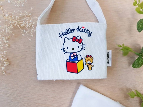 全家Hello Kitty杯套！日本搶先推出的Hello Kitty杯套，台灣全家現在也推出Hello Kitty杯套＆飲料提袋～