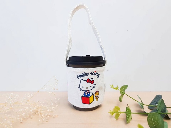 全家Hello Kitty杯套！日本搶先推出的Hello Kitty杯套，台灣全家現在也推出Hello Kitty杯套＆飲料提袋～