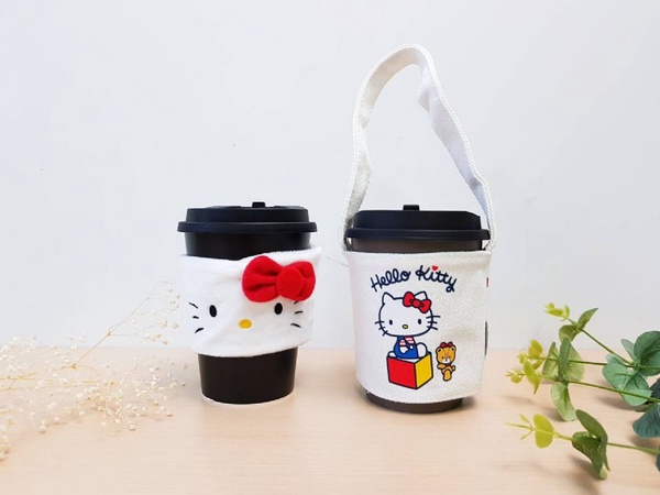 全家Hello Kitty杯套！日本搶先推出的Hello Kitty杯套，台灣全家現在也推出Hello Kitty杯套＆飲料提袋～
