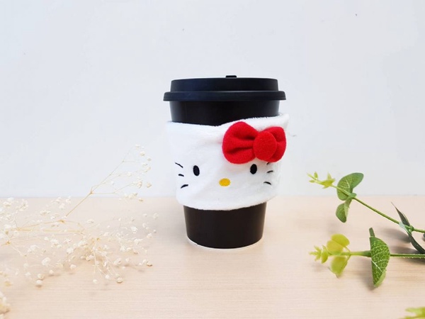 全家Hello Kitty杯套！日本搶先推出的Hello Kitty杯套，台灣全家現在也推出Hello Kitty杯套＆飲料提袋～