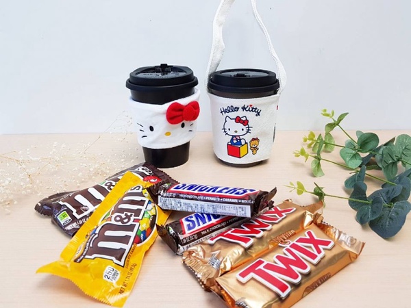 全家Hello Kitty杯套！日本搶先推出的Hello Kitty杯套，台灣全家現在也推出Hello Kitty杯套＆飲料提袋～