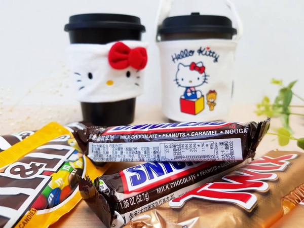 全家Hello Kitty杯套！日本搶先推出的Hello Kitty杯套，台灣全家現在也推出Hello Kitty杯套＆飲料提袋～