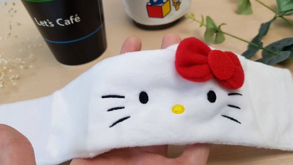 全家Hello Kitty杯套！日本搶先推出的Hello Kitty杯套，台灣全家現在也推出Hello Kitty杯套＆飲料提袋～