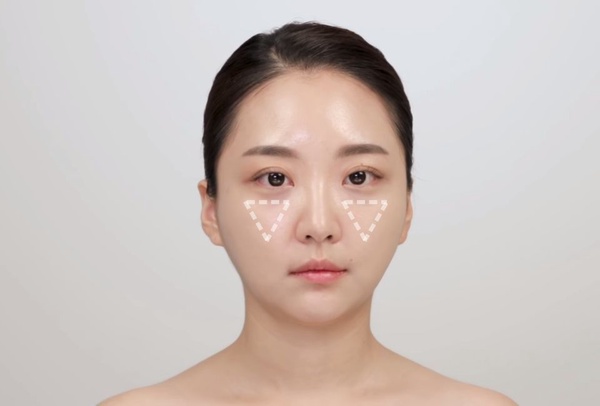 韓國彩妝師傳授透亮底妝技巧！不同膚質適合的氣墊上法，更均勻持久、底妝整天不脫