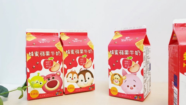 7-11米奇米妮「蜂蜜咖啡拿鐵」v.s.全家TsumTsum「蜂蜜蘋果牛奶」，蜜蜂工坊Ｘ迪士尼全面進攻7-11＆全家～
