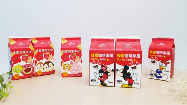 7-11米奇米妮「蜂蜜咖啡拿鐵」v.s.全家TsumTsum「蜂蜜蘋果牛奶」，蜜蜂工坊Ｘ迪士尼全面進攻7-11＆全家～