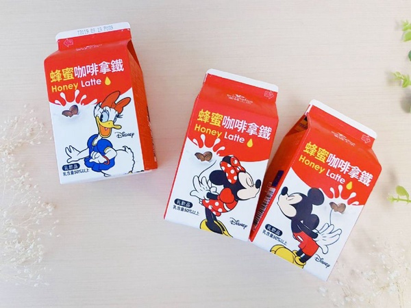 7-11米奇米妮「蜂蜜咖啡拿鐵」v.s.全家TsumTsum「蜂蜜蘋果牛奶」，蜜蜂工坊Ｘ迪士尼全面進攻7-11＆全家～