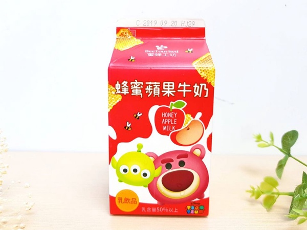 7-11米奇米妮「蜂蜜咖啡拿鐵」v.s.全家TsumTsum「蜂蜜蘋果牛奶」，蜜蜂工坊Ｘ迪士尼全面進攻7-11＆全家～