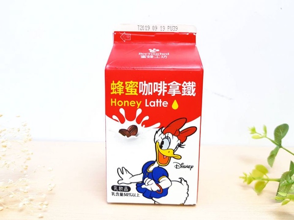 7-11米奇米妮「蜂蜜咖啡拿鐵」v.s.全家TsumTsum「蜂蜜蘋果牛奶」，蜜蜂工坊Ｘ迪士尼全面進攻7-11＆全家～