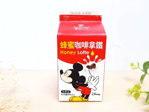 7-11米奇米妮「蜂蜜咖啡拿鐵」v.s.全家TsumTsum「蜂蜜蘋果牛奶」，蜜蜂工坊Ｘ迪士尼全面進攻7-11＆全家～