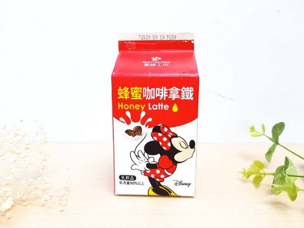 7-11米奇米妮「蜂蜜咖啡拿鐵」v.s.全家TsumTsum「蜂蜜蘋果牛奶」，蜜蜂工坊Ｘ迪士尼全面進攻7-11＆全家～