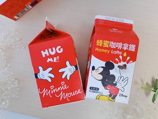 7-11米奇米妮「蜂蜜咖啡拿鐵」v.s.全家TsumTsum「蜂蜜蘋果牛奶」，蜜蜂工坊Ｘ迪士尼全面進攻7-11＆全家～