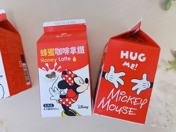 7-11米奇米妮「蜂蜜咖啡拿鐵」v.s.全家TsumTsum「蜂蜜蘋果牛奶」，蜜蜂工坊Ｘ迪士尼全面進攻7-11＆全家～