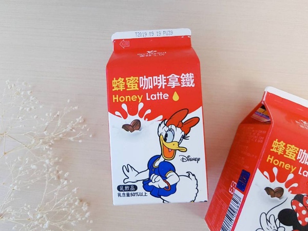 7-11米奇米妮「蜂蜜咖啡拿鐵」v.s.全家TsumTsum「蜂蜜蘋果牛奶」，蜜蜂工坊Ｘ迪士尼全面進攻7-11＆全家～