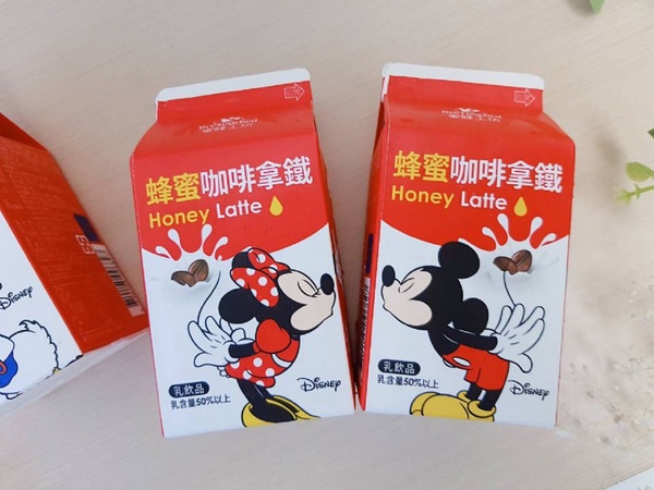 7-11米奇米妮「蜂蜜咖啡拿鐵」v.s.全家TsumTsum「蜂蜜蘋果牛奶」，蜜蜂工坊Ｘ迪士尼全面進攻7-11＆全家～