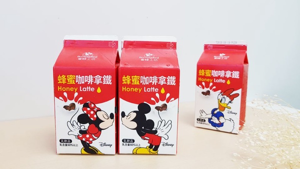 7-11米奇米妮「蜂蜜咖啡拿鐵」v.s.全家TsumTsum「蜂蜜蘋果牛奶」，蜜蜂工坊Ｘ迪士尼全面進攻7-11＆全家～