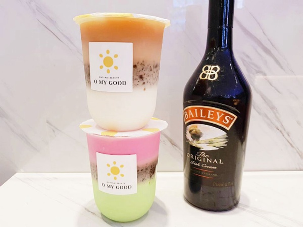 歐麥谷Ｘ貝禮詩奶酒「惡魔奶茶＆天使奶茶」！超粉嫩漸層的歐麥谷天使奶茶，加入貝禮詩奶酒的微醺滋味，絕對不能錯過～