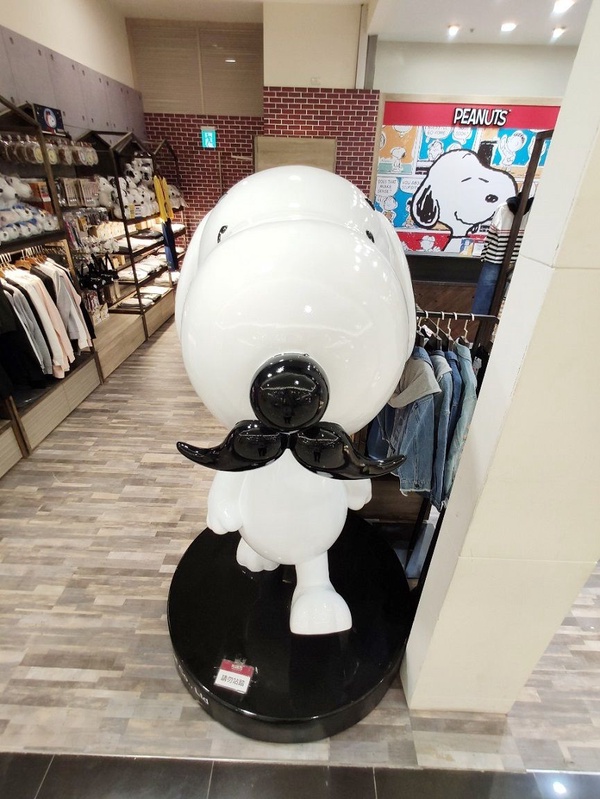 史努比專賣店「PEANUTS」現身中和Global Mall，大型翹鬍子史努比公仔絕對要拍！