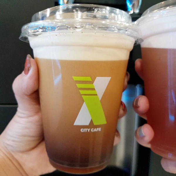 7-11氮氣飲品系列！網美級的粉嫩漸層「氮氣玫瑰烏龍果茶、氮氣冷萃咖啡」，全台限量100家7-11販售！