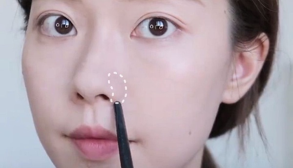 不同鼻型「整型級」修容技巧！小紅書網紅手把手教學，蒜頭鼻、塌鼻不整型也能變成精緻翹鼻