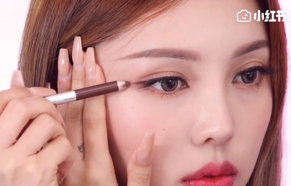 腫泡眼的消腫眼妝這樣畫！不同眼型的「矯正眼型」眼影畫法，單眼皮、內雙眼必學眼影暈染技巧