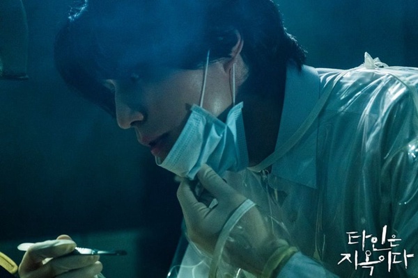 7部韓劇中的恐怖情節，《他人即地獄》李棟旭拔牙滿足虐待慾，但《Voice3》比他還變態！