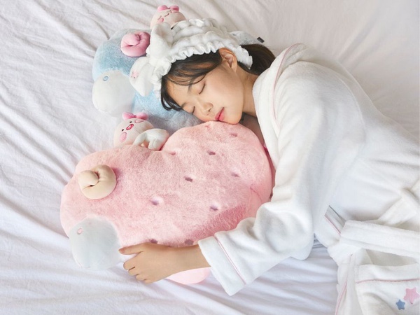 Kakao Friends「Lovely Apeach系列」推出秋冬新品，抱枕、浴袍、拖鞋到髮帶通通有，超萌Apeach美妝蛋必收！